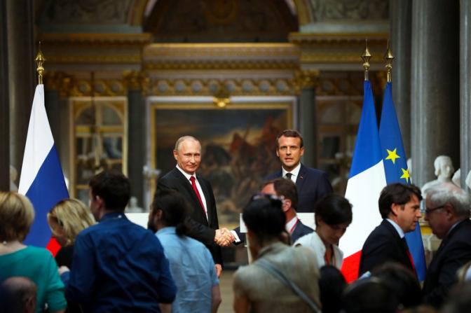 На фото (слева направо): президент РФ Владимир Путин и президент Франции Эммануэль Макрон