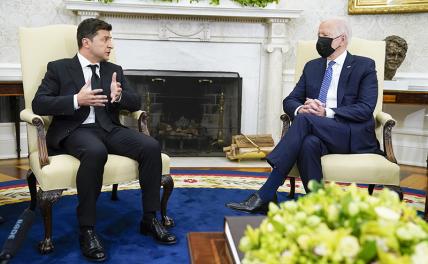 На фото: президент США Джо Байден (справа) и президент Украины Владимир Зеленский (слева).
