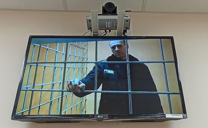 На фото: Алексей Навальный (на экране) во время заседания Петушинского районного суда