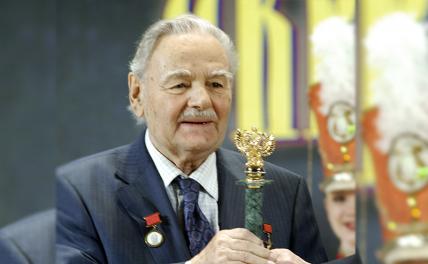На фото: русский советский писатель, публицист Владимир Карпов