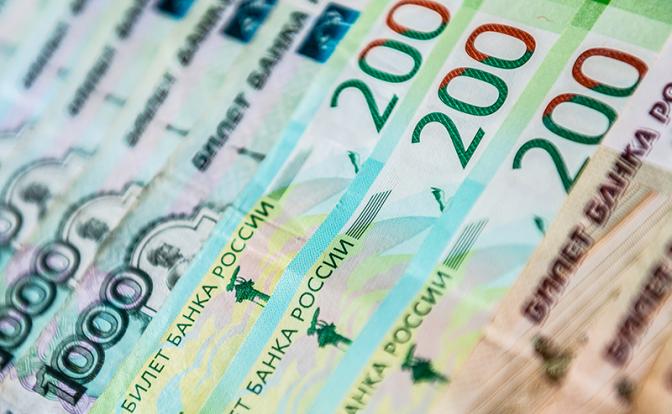 Все равно, что свинью стричь: Власть кинет работающим россиянам по «десятке» на пенсии