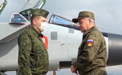 На фото: министр обороны РФ Сергей Шойгу (справа) во время рабочей поездки на авиабазе Хмеймим