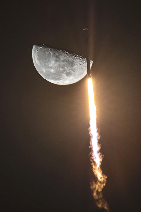 На фото: Falcon 9 запускает на орбиту 60 спутников Starlink