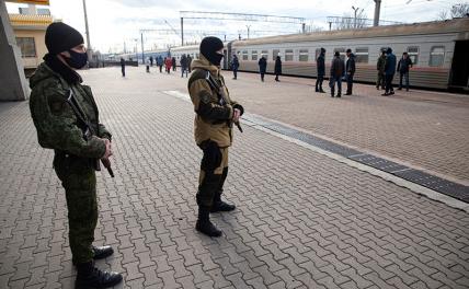 На фото: на железнодорожном вокзале, откуда отправится поезд в Россию с эвакуированными гражданами Луганской народной республики (ЛНР)