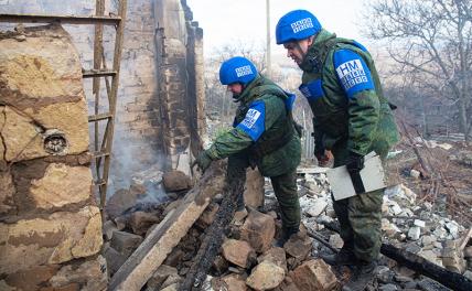 На фото: представители Совместного центра контроля и координации вопросов прекращения огня и стабилизации линии разграничения сторон (СЦКК) у дома, разрушенного в результате артобстрела вооруженных сил Украины.
