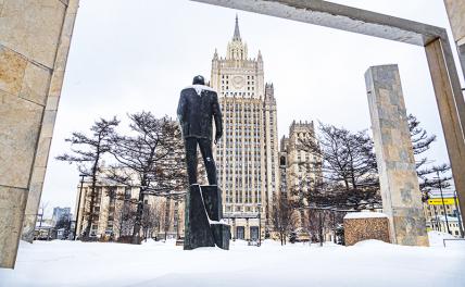 На фото: здание Министерства иностранных дел РФ.
