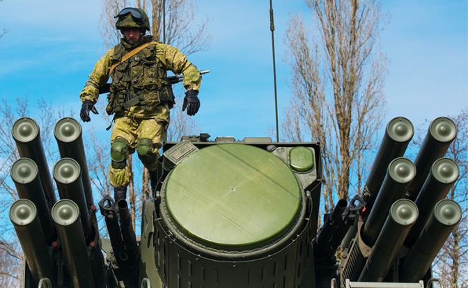 На фото: военнослужащий у зенитного ракетно-пушечного комплекса (ЗРПК) малого радиуса действия "Панцирь-С1".