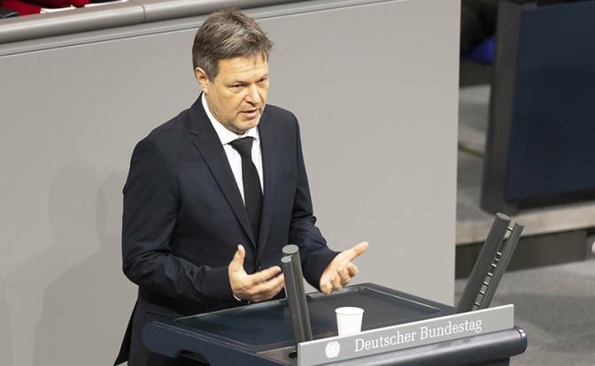 На фото: министр экономики Германии, вице-канцлер ФРГ Роберт Хабек.