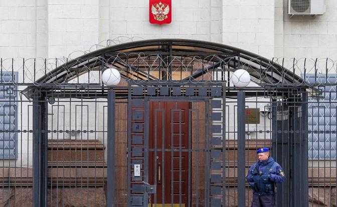 На фото: здание посольства Российской Федерации на Украине.