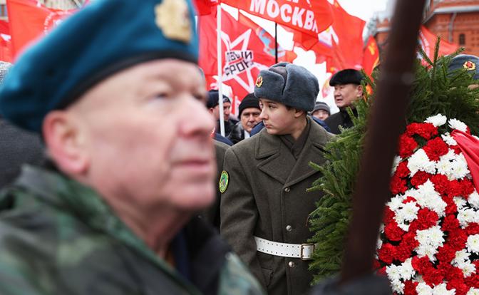 На фото: участники военно-патриотической дружины и сторонники партии КПРФ перед возложением венка к Могиле Неизвестного Солдата в День защитника Отечества в Александровском саду.