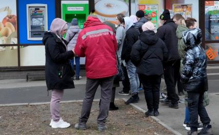 В городах Украины паника и километровые очереди