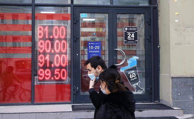 Доллар и евро продолжили рост после возобновления торгов