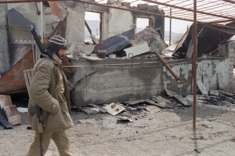 Азербайджанская Республика. Нагорный Карабах. 10 марта 1992 г. Вид на развалины Ходжалы, населённого пункта в Нагорном Карабахе, после ракетного удара. 
