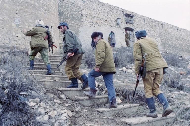 Азербайджан. Нагорно-Карабахская АО. Аскеран. 1 марта 1992 г. Армянские бойцы в Аскеране во время боевых действий.