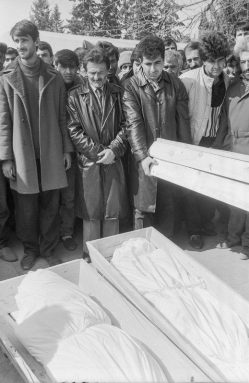 Азербайджанская Республика. Нагорный Карабах. Агдам. 9 марта 1992 г. Похороны погибших в Ходжалы при вооруженных столкновениях. 