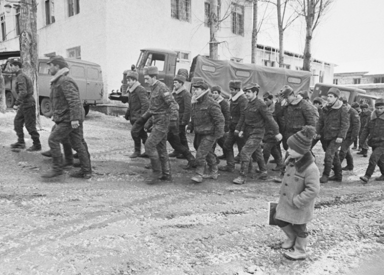 Азербайджан. Нагорный Карабах. 16 марта 1992 г. Азербайджанские ополченцы в Агдаме.