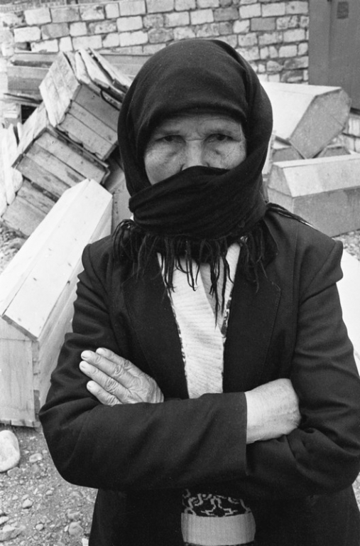 Азербайджан. Агдам. 28 августа 1992 г. Эта женщина пришла в Агдам из Ходжалы и каждый день в местной мечети она омывает и провожает в последний путь погибших женщин и детей.