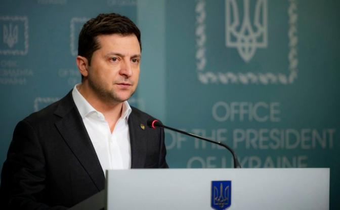 На фото: президент Украины Владимир Зеленский во время брифинга в своем офисе
