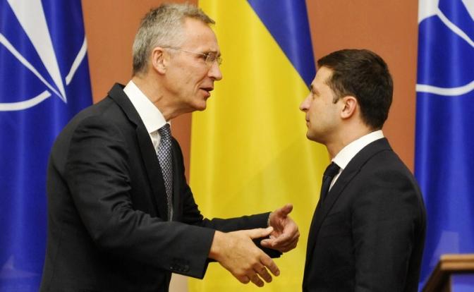 На фото (слева направо): генсек НАТО Йенс Столтенберг и президент Украины Владимир Зеленский