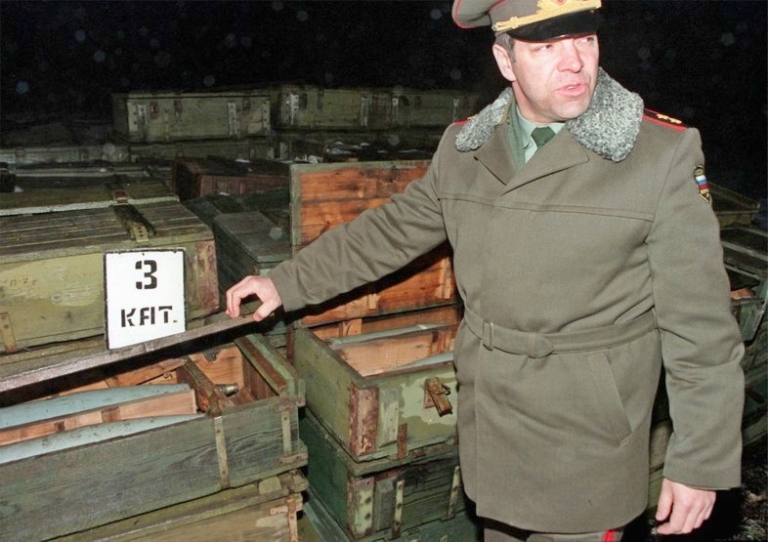 На фото: командующий оперативной группой войск РФ в Приднестровском районе Республики Молдова генерал-лейтенант В.Г.Евневич на складах вооружения у города Колбасова, 1999 год.