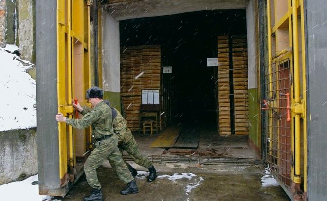 На фото: военнослужащие, в хранилище оружия и боеприпасов бывшей 14-й армии РФ недалеко от станции Колбасное, открывают хранилище с боеприпасами к стрелковому оружию калибра 5.45мм. Данное хранилище способно выдержать прямое ракетное попадание