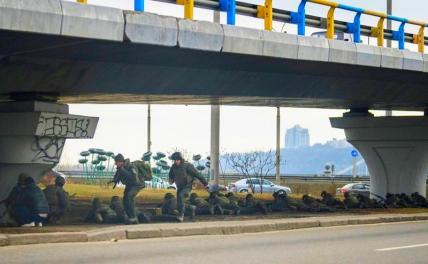 На фото: украинские военные занимают позицию под мостом в Киеве, Украина