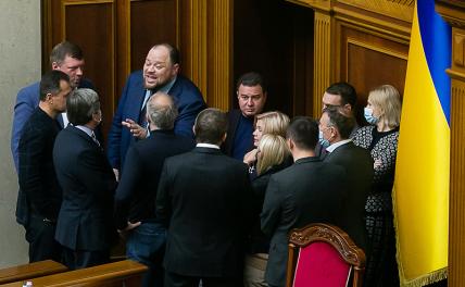 На фото: спикер Верховной рады Руслан Стефанчук (в центре) в Верховной раде