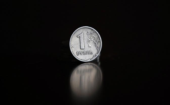 Каждый день новое дно: рубль продолжает падать на бирже