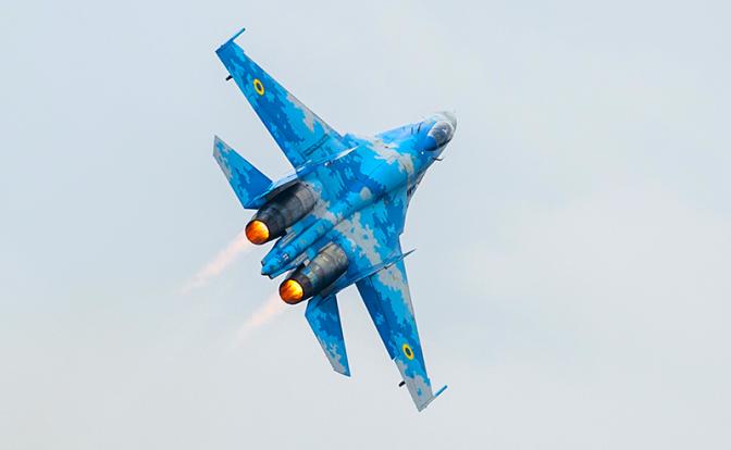 На фото: украинский истребитель Су-27.