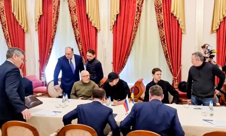На фото (на дальнем плане слева): Денис Киреев во время российско-украинских переговоров, 28 февраля 2022 года 