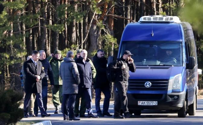На фото: представители украинской делегации, прибывшие на белорусском военном вертолете для участия в российско-украинских переговорах, Гомельская область, Белоруссия