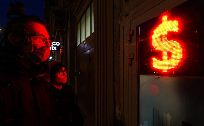 Курс валют 8 марта: Сбербанк просит за доллар более 130 рублей