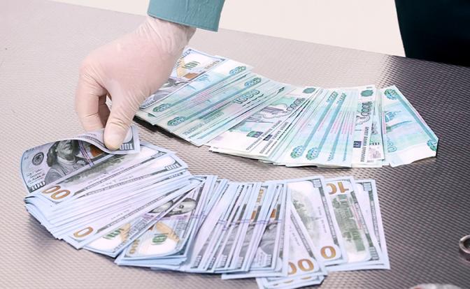 ЦБ ввел ограничения на операции с наличной валютой.Разбираемся, что это значит