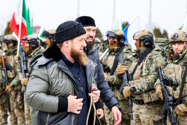 На фото: глава Чеченской Республики Рамзан Кадыров (на первом плане) во время смотра сил чеченских военных подразделений и спецтехники на территории собственной резиденции