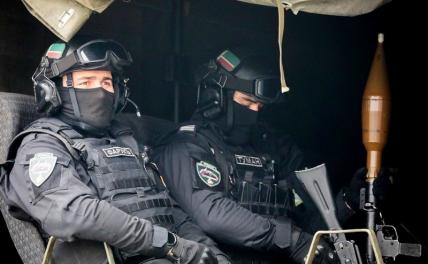 На фото: военнослужащие во время смотра сил чеченских военных подразделений и спецтехники