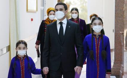 На фото: сын экс-президента Туркмении Гурбангулы Бердымухамедова Сердар Бердымухамедов со своей семьей