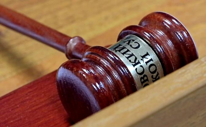 Редактора Первого канала могут посадить на 15 лет за плакат в эфире