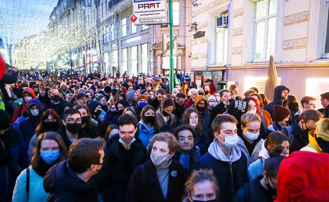 Российская молодежь всё ещё любит США и Евросоюз