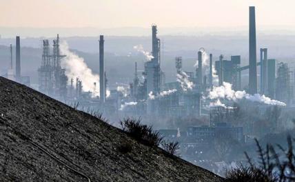 На фото: нефтеперерабатывающий завод на фоне угольной шахты в Гельзенкирхене, Германия