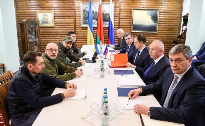На фото: замминистра иностранных дел РФ Андрей Руденко, замминистра обороны РФ Александр Фомин, помощник президента РФ Владимир Мединский, глава комитета Госдумы РФ по международным делам Леонид Слуцкий, посол России в Белоруссии Борис Грызлов