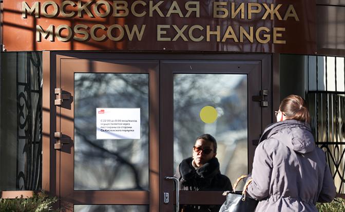 Курс доллара на Мосбирже: резкий взлет и аккуратный спуск