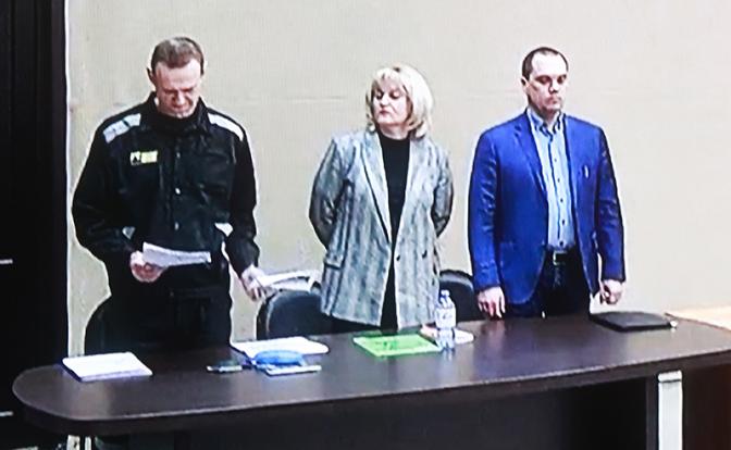 На фото: Алексей Навальный, адвокат Ольга Михайлова и адвокат Вадим Кобзев(слева направо) во время оглашения приговора по новому делу о мошенничестве и оскорблении суда на выездном заседании Лефортовского суда Москвы в исправительной колонии №2 в Покрове