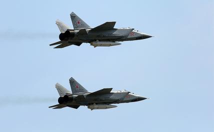 На фото: многоцелевые истребители МиГ-31К с гиперзвуковыми ракетами "Кинжал"