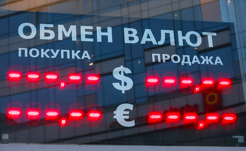 Курс валют сегодня: Сбербанк поднял цены на доллар и евро - Свободная ...