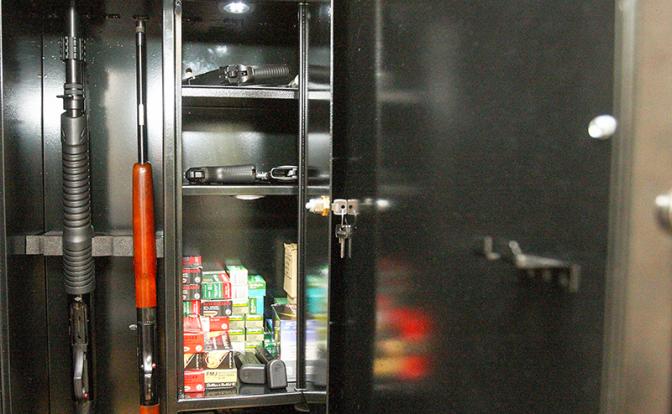 Граждане прячут деньги в сейфы и матрасы и покупают оружие для их защиты