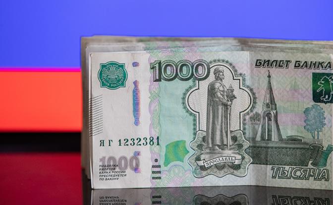 Рубль без повода обновлял трехнедельные максимумы к доллару и евро