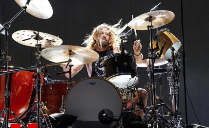 На фото: барабанщик группы Foo Fighters Тейлор Хокинс