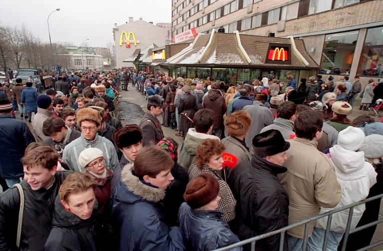 На фото: сотни людей выстраиваются в очередь у первого ресторана McDonald's в Советском Союзе на Пушкинской площади в Москве в день его открытия, 31 января 1990 года