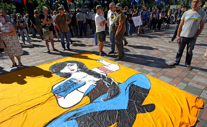 На фото: во время митинга против обучения на русском языке в украинских школах, Киев, 2000 год.