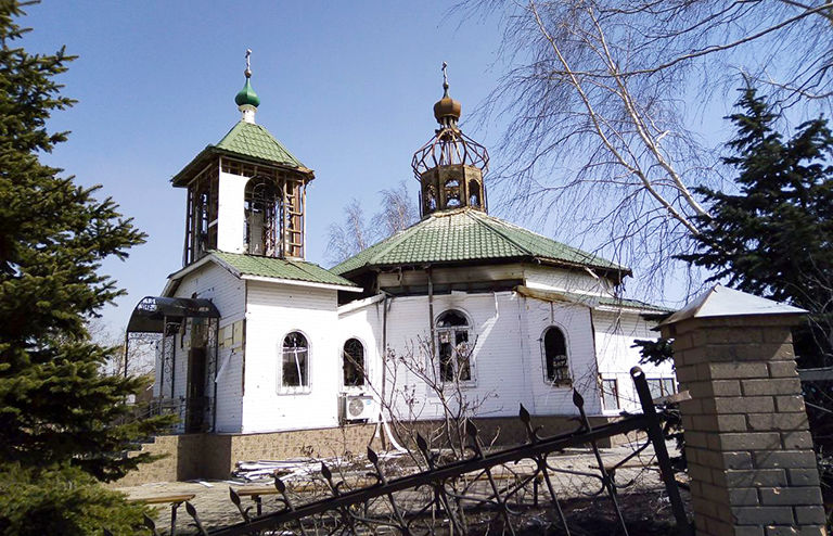 На фото: разрушенная церковь в Волновахе